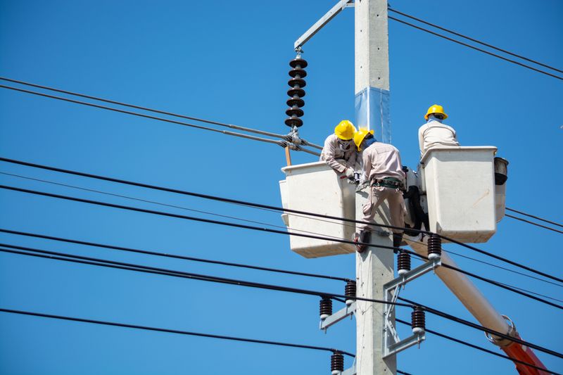 Cómo contratar un electricista sin que te estafen: guía para la comunidad hispana