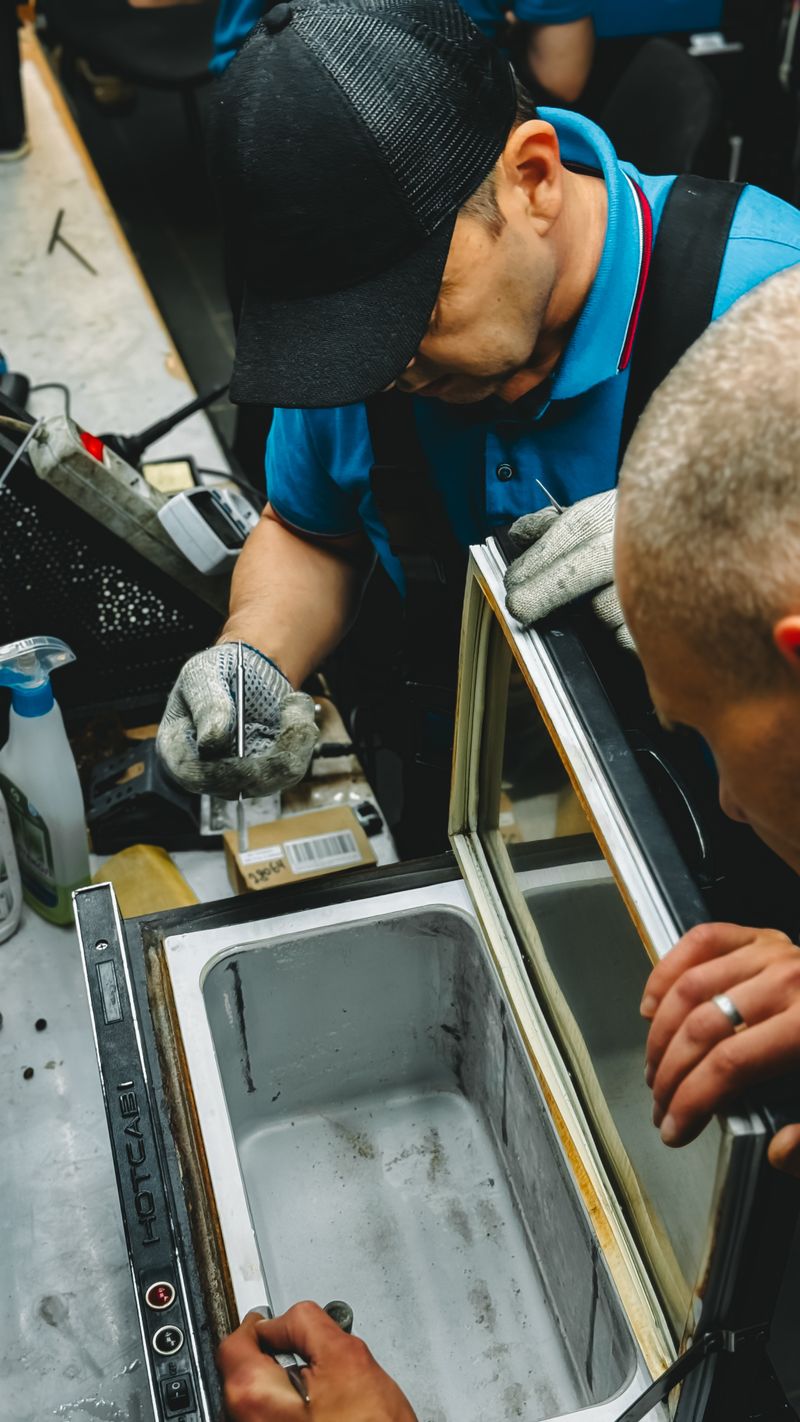 Técnico reparando electrodoméstico