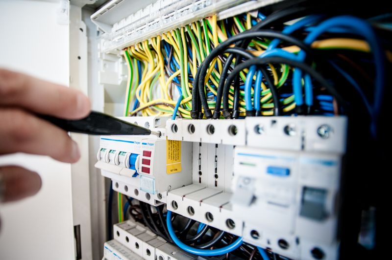 Señales de problemas eléctricos en casa que no debes ignorar